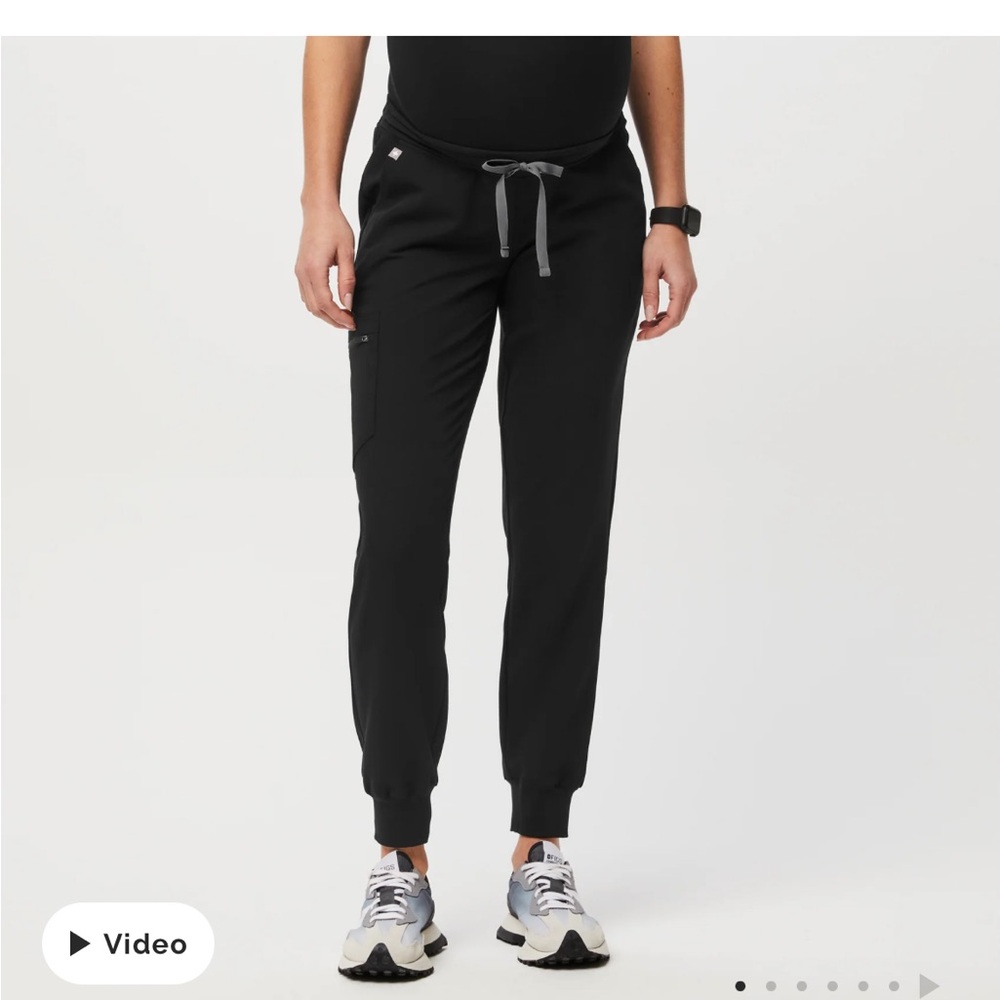 Figs scrubs- Zamora Maternity Jogger Scrub Pants in Black